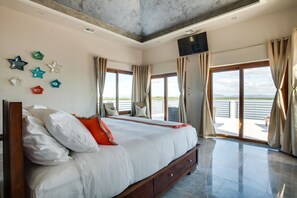 Luxe huis, 4 slaapkamers, privézwembad, aan het meer | 4 slaapkamers, luxe beddengoed, een minibar, een kluis op de kamer