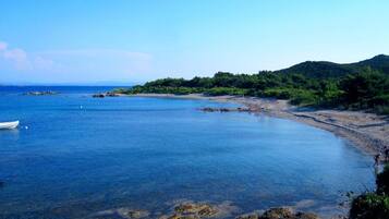 Beach nearby, white sand, 2 beach bars
