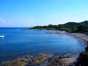 Platja a a prop, platja de sorra blanca i 2 bars a la platja 