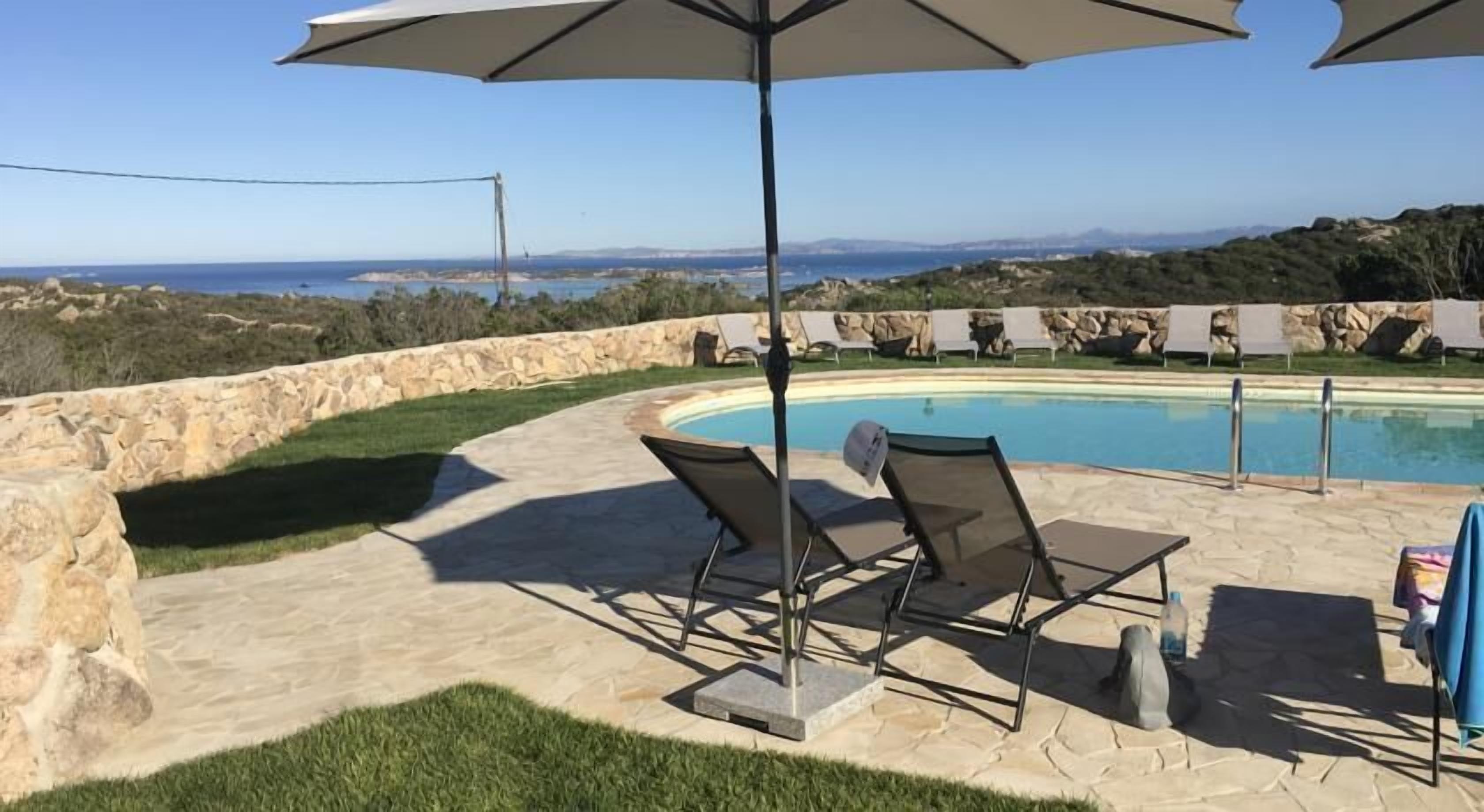 Hồ bơi ngoài trời phục vụ theo mùa, dù/ô trên bãi biển/hồ bơi 