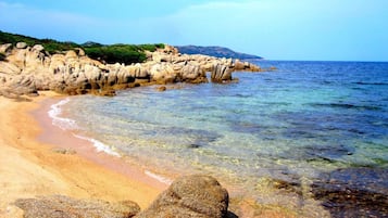 Playa en los alrededores, playa de arena blanca y 2 bares en la playa