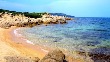 Una spiaggia nelle vicinanze, sabbia bianca, 2 bar sulla spiaggia