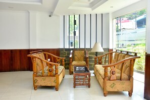 Lobby sitting area - Hotel Hill View (Hatton)