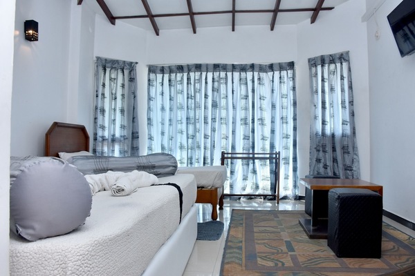1 bedroom, premium bedding, desk, WiFi (free)