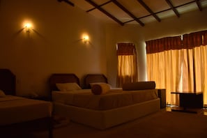 Deluxe Double Room, 1 Katil Raja (King), Hill View | 1 bilik tidur, peralatan tempat tidur premium, meja, Wi-fi percuma