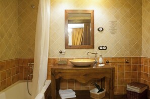 Phòng đôi Deluxe | Phòng tắm | Vòi sen/bồn tắm kết hợp, đồ dùng nhà tắm được thiết kế riêng 