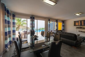 Exclusive-villa - 2 soveværelser - privat pool - havudsigt | Stue | Fladskærms-tv, dvd-afspiller