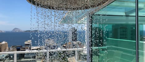 Ático panorámico, 1 habitación, vistas al mar | 1 dormitorio, cortinas opacas, sistema de insonorización