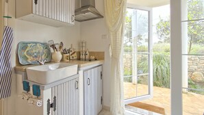 Estudio de diseño, 1 cama de matrimonio grande, patio, vistas al patio | Cocina básica privada