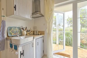 Design Studio, 1 King Bed, Patio, Courtyard View | Private kitchenette