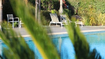 Kolam renang outdoor musiman, dengan payung kolam renang