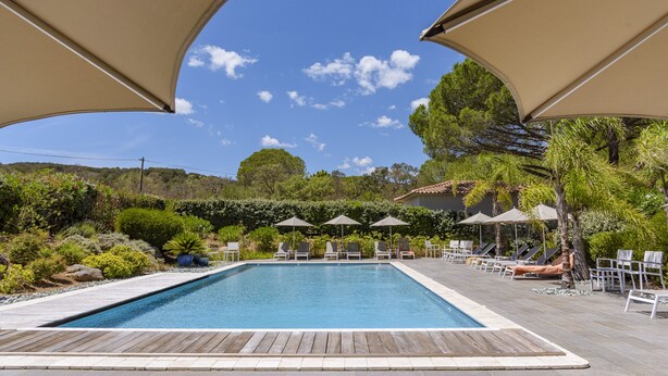 A swimming pool with lounge chairs and umbrellas, surrounded by greenery and trees. - Les Pins de Santa Giulia (Porto-Vecchio)