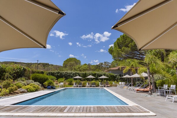Piscine extérieure (ouverte en saison), parasols de plage