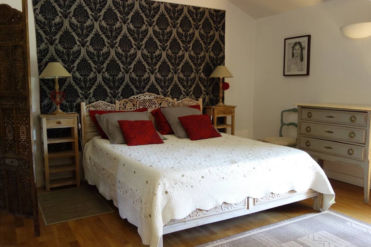 1 bedroom, premium bedding, desk, soundproofing