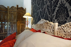 1 bedroom, premium bedding, desk, soundproofing