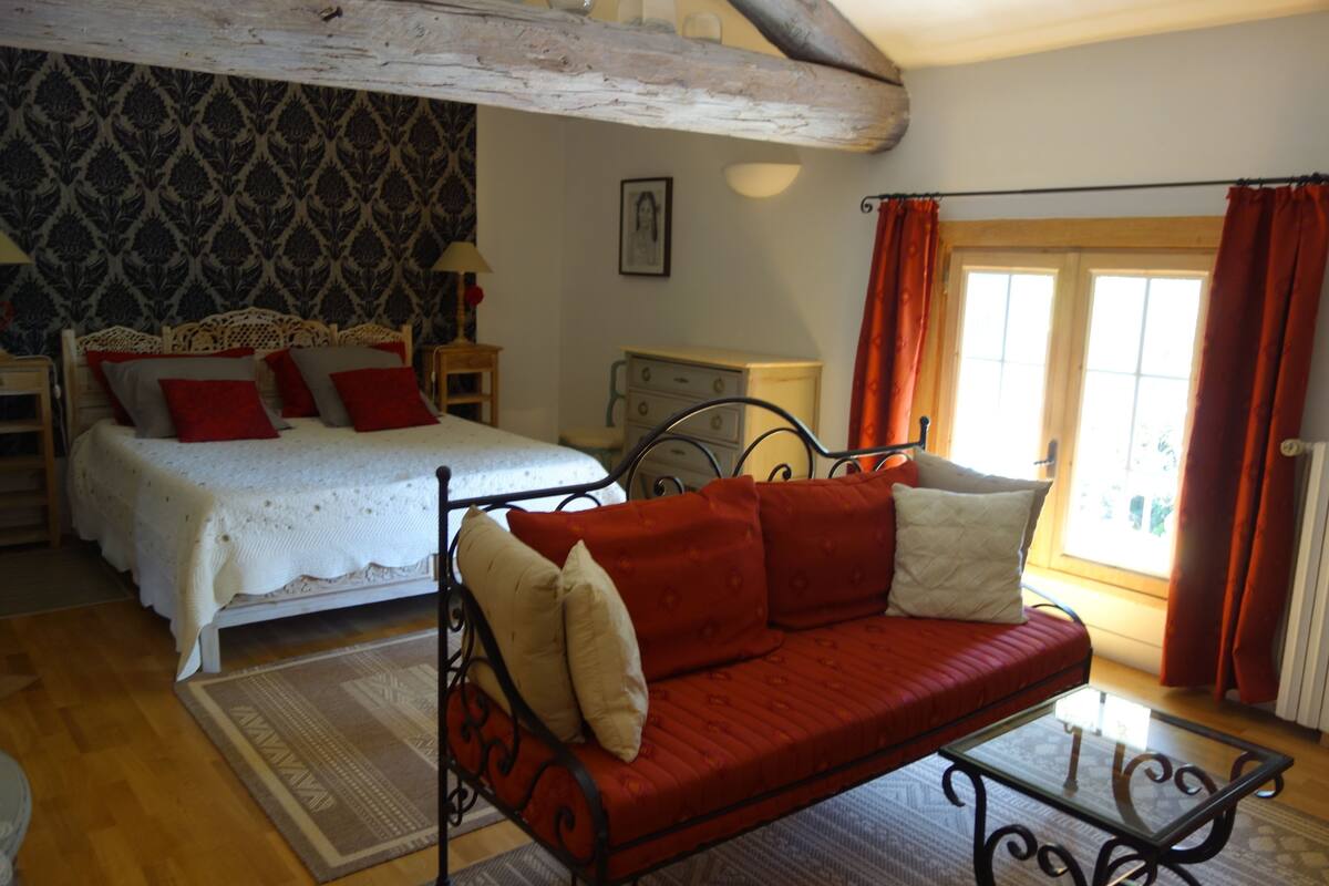 1 bedroom, premium bedding, desk, soundproofing