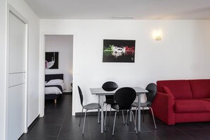 Apartamento, 1 quarto | Área de estar | TV de tela plana