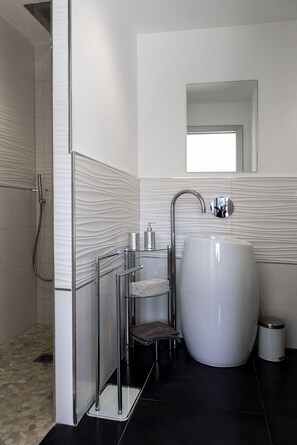 Chambre Double Standard, 1 grand lit | Salle de bain | Douche, sèche-cheveux
