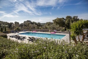 Outdoor pool, open 8:30 AM to 8:00 PM, pool umbrellas, sun loungers - L'Albitru (Bonifacio)