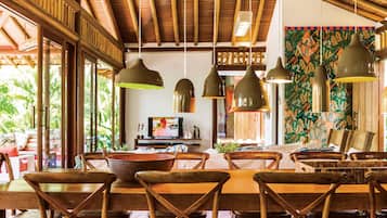 Superior huis, aan het zwembad | Dineren op de kamer