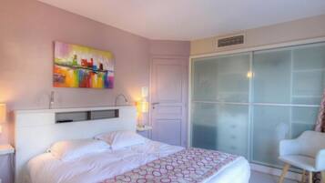 Doppelzimmer, Terrasse (Mauve) | Individuell dekoriert, individuell eingerichtet, Verdunkelungsvorhänge