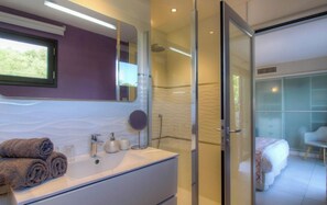 Chambre double, terrasse (Mauve) | Salle de bain | Douche, articles de toilette (gratuits), séchoir à cheveux