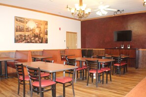 Daily buffet breakfast (USD 8 per person) - Zion's Most Wanted Hotel (Hildale)