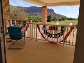 Suite panorámica, 2 habitaciones, patio, vistas a la montaña | Balcón
