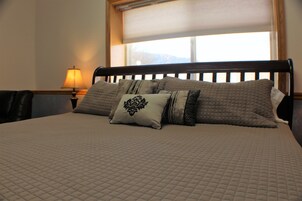 Estudio ejecutivo, 1 cama de matrimonio grande | Sistema de insonorización, wifi gratis, ropa de cama