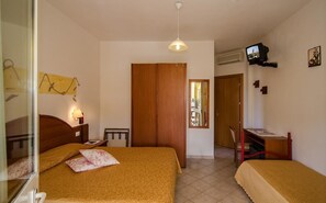Habitación triple, balcón | Escritorio, wifi gratis y ropa de cama