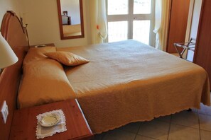 Dreibettzimmer, Balkon | Schreibtisch, kostenloses WLAN, Bettwäsche