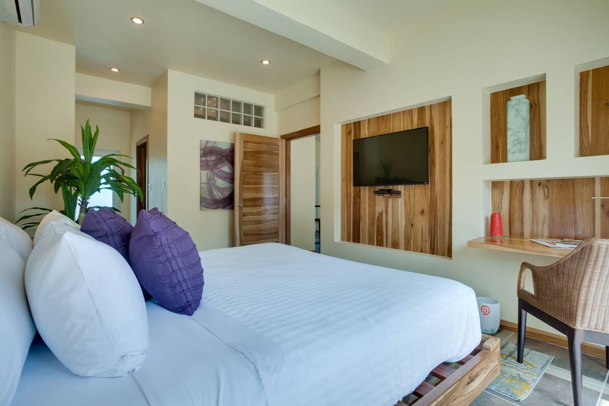 In-room safe, WiFi (free), bed sheets