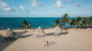 En la playa, masajes en la playa, kayak