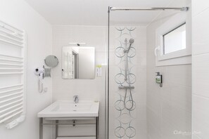 Shower, rainfall showerhead, free toiletries, hair dryer