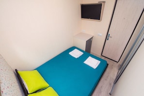 Habitación básica doble | Caja de seguridad en la habitación y tabla de planchar con plancha