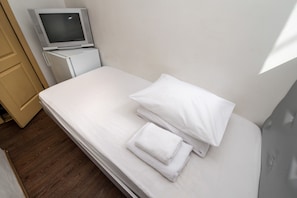 Habitación individual Confort | Caja de seguridad en la habitación y tabla de planchar con plancha