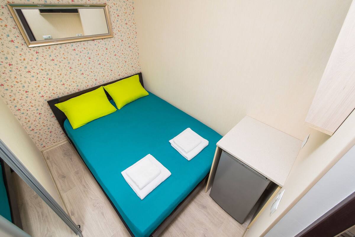 Habitación básica doble | Caja de seguridad en la habitación y tabla de planchar con plancha