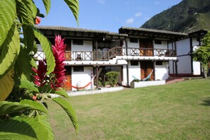 Courtyard - Hostal Inti Luna (Baños de Agua Santa)