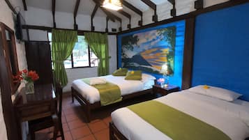 Habitación triple | Ropa de cama hipoalergénica y decoración personalizada