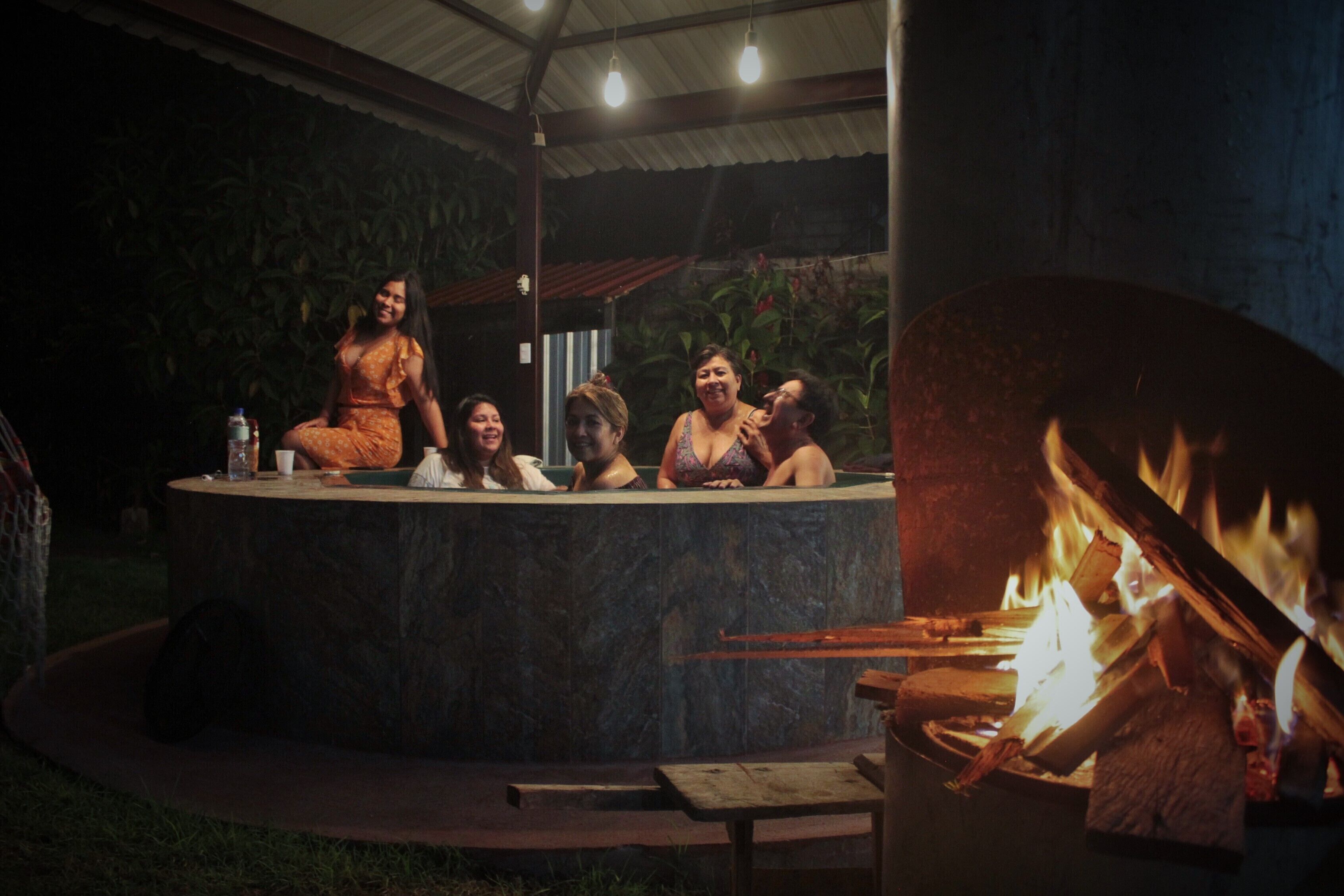 Bañera de hidromasaje cubierta