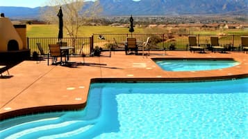 Una piscina al aire libre, una piscina climatizada