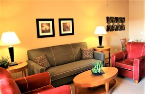 En 43-tommers Flatskjerm-TV med kabel-kanaler samt TV og DVD-spiller