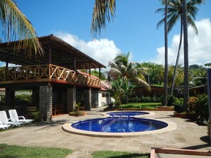 Outdoor pool, pool loungers - Punta Roca Surf Resort (La Libertad)