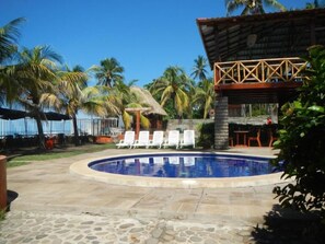Outdoor pool, sun loungers - Punta Roca Surf Resort (La Libertad)
