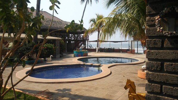 حمّام سباحة خارجي، مقاعد للتشمس