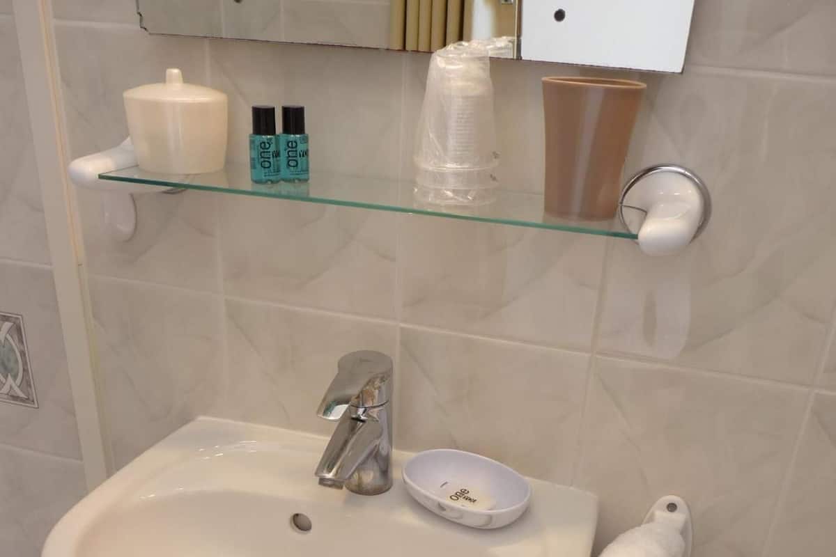 Douche, articles de toilette gratuits, sĂšche-cheveux
