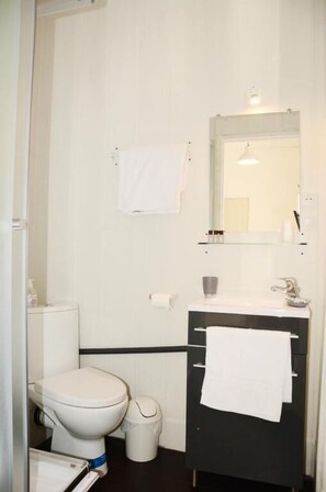 Shower, free toiletries, hair dryer (on request), towels - Hôtel L'Oustaou (Le Lavandou)