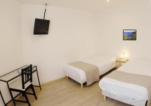 Desk, soundproofing, iron/ironing board (on request), cribs (free) - Hôtel L'Oustaou (Le Lavandou)