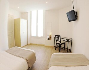 Desk, soundproofing, iron/ironing board (on request), cribs (free) - Hôtel L'Oustaou (Le Lavandou)