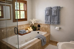Old Glory Room, 1 King Bed, Jetted Tub | Bathroom | Designer toiletries, hair dryer, towels